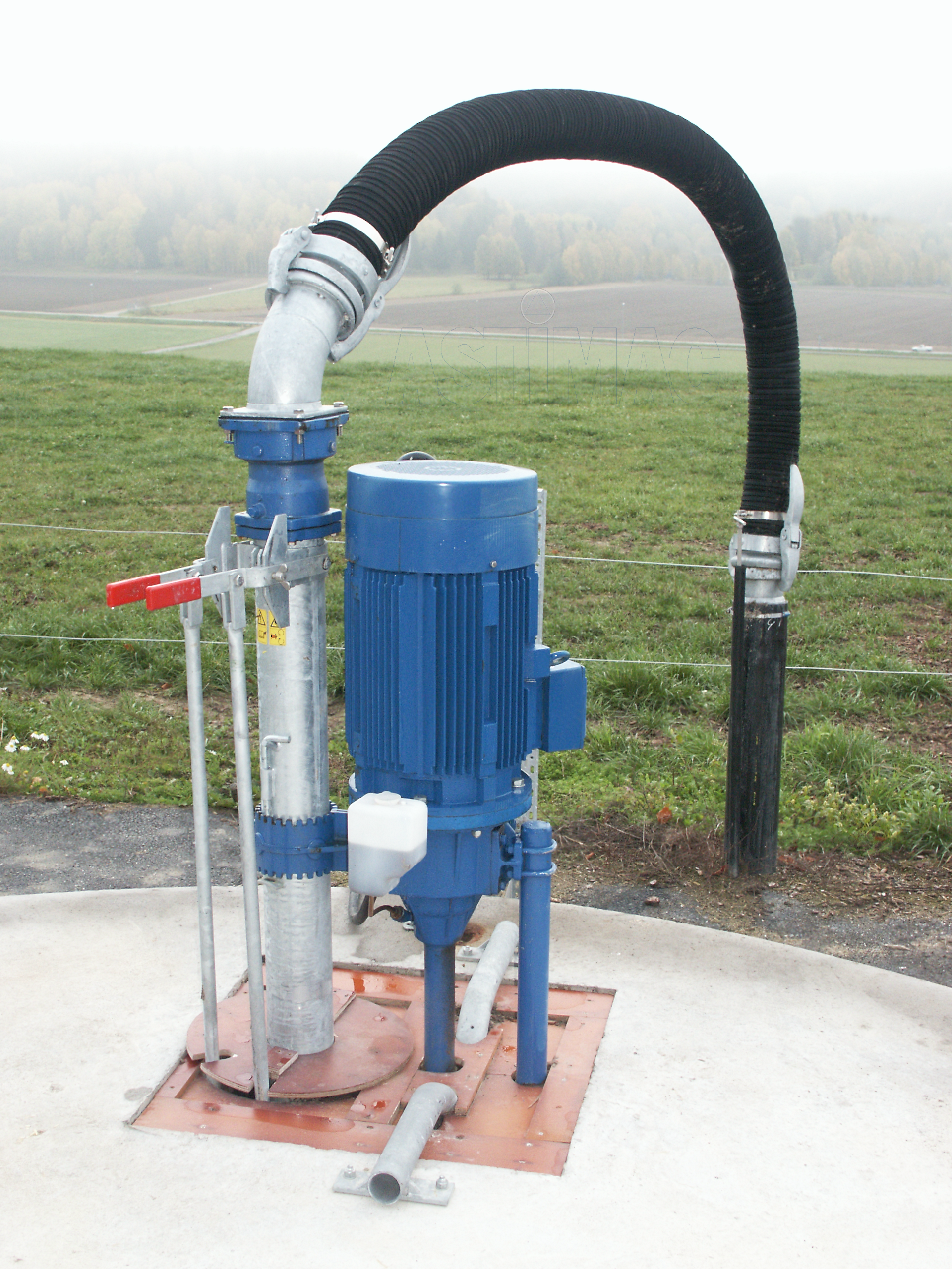 Långaxlig pump i pumpbrunn